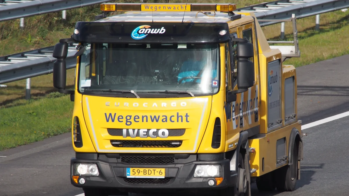 Gele sleepwagen van de ANWB Wegenwacht op een Nederlandse snelweg
