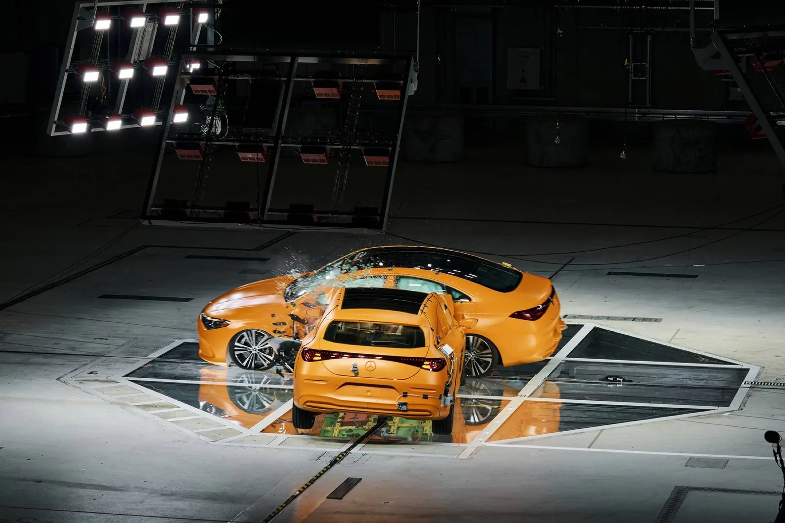 Oranje Mercedes CLA Shooting Brake botst in de zijkant van een oranje elektrische CLA in een crashhal