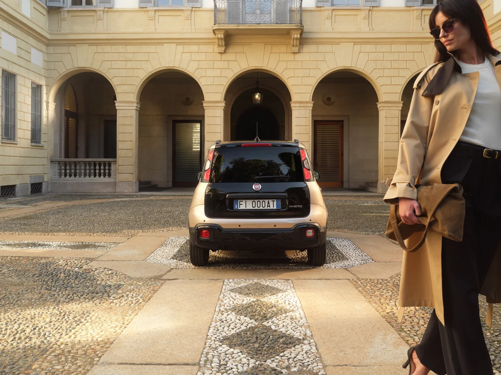 Fiat Pandina Tributo Autobianchi in Platino met zwarte achterklep, van achteren op een Italiaanse binnenplaats