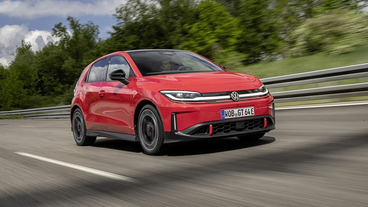Rode Volkswagen ID. Polo GTI rijdend, van schuin voren met rode accenten in de bumper