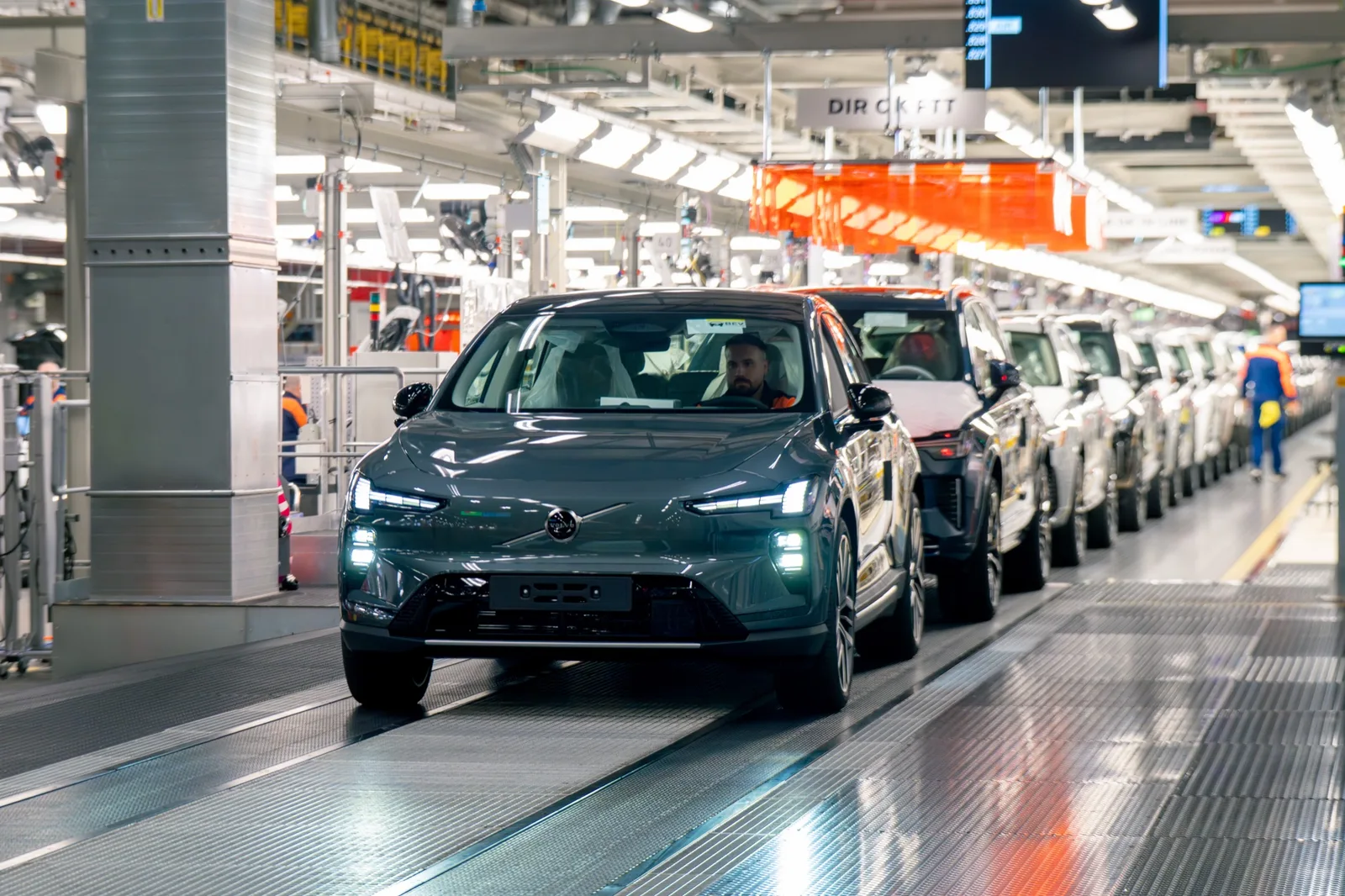 Volvo EX60's aan de productielijn in de fabriek in Torslanda