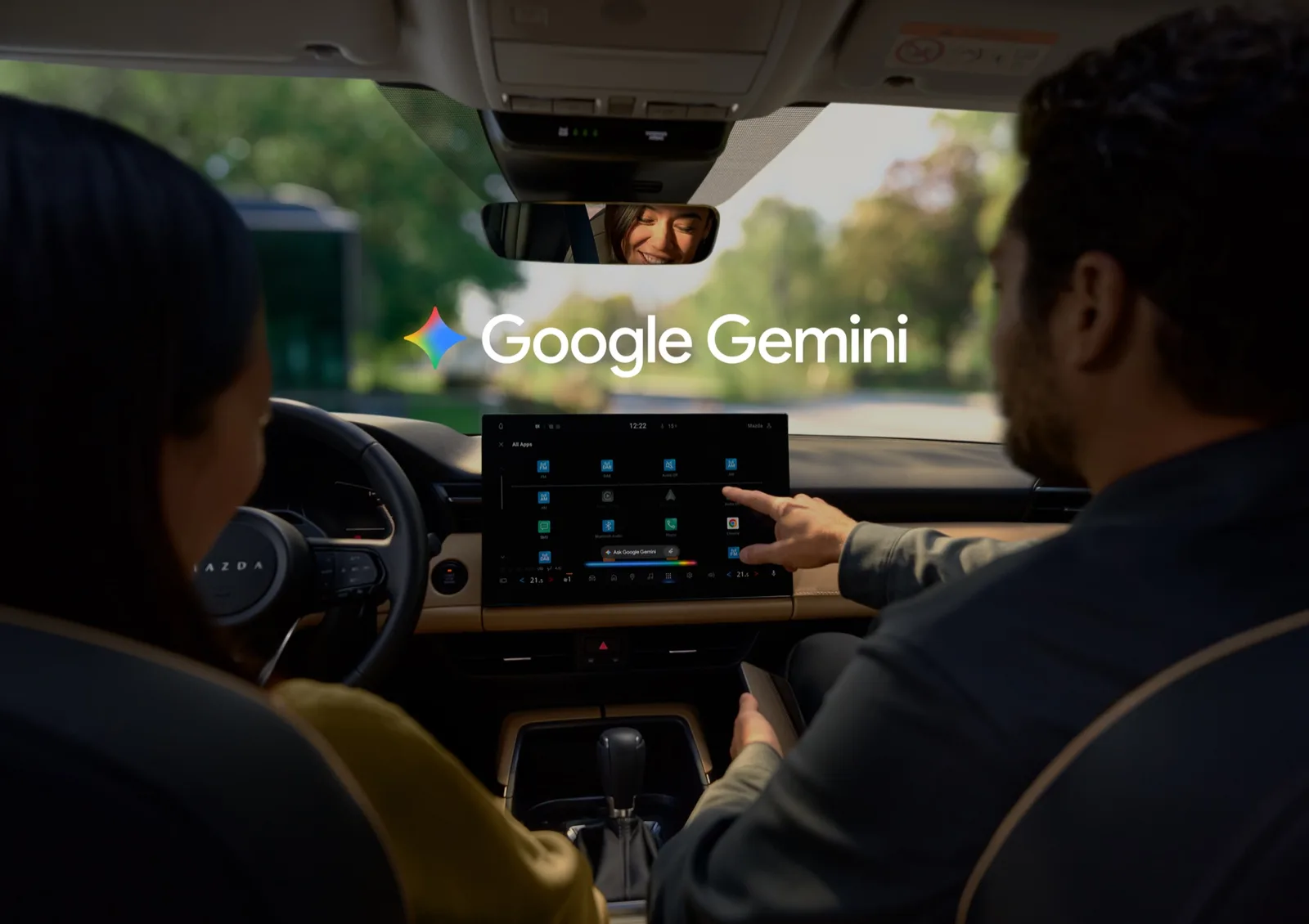 Inzittenden in een Mazda CX-5 met het Google Gemini-scherm op het middenscherm