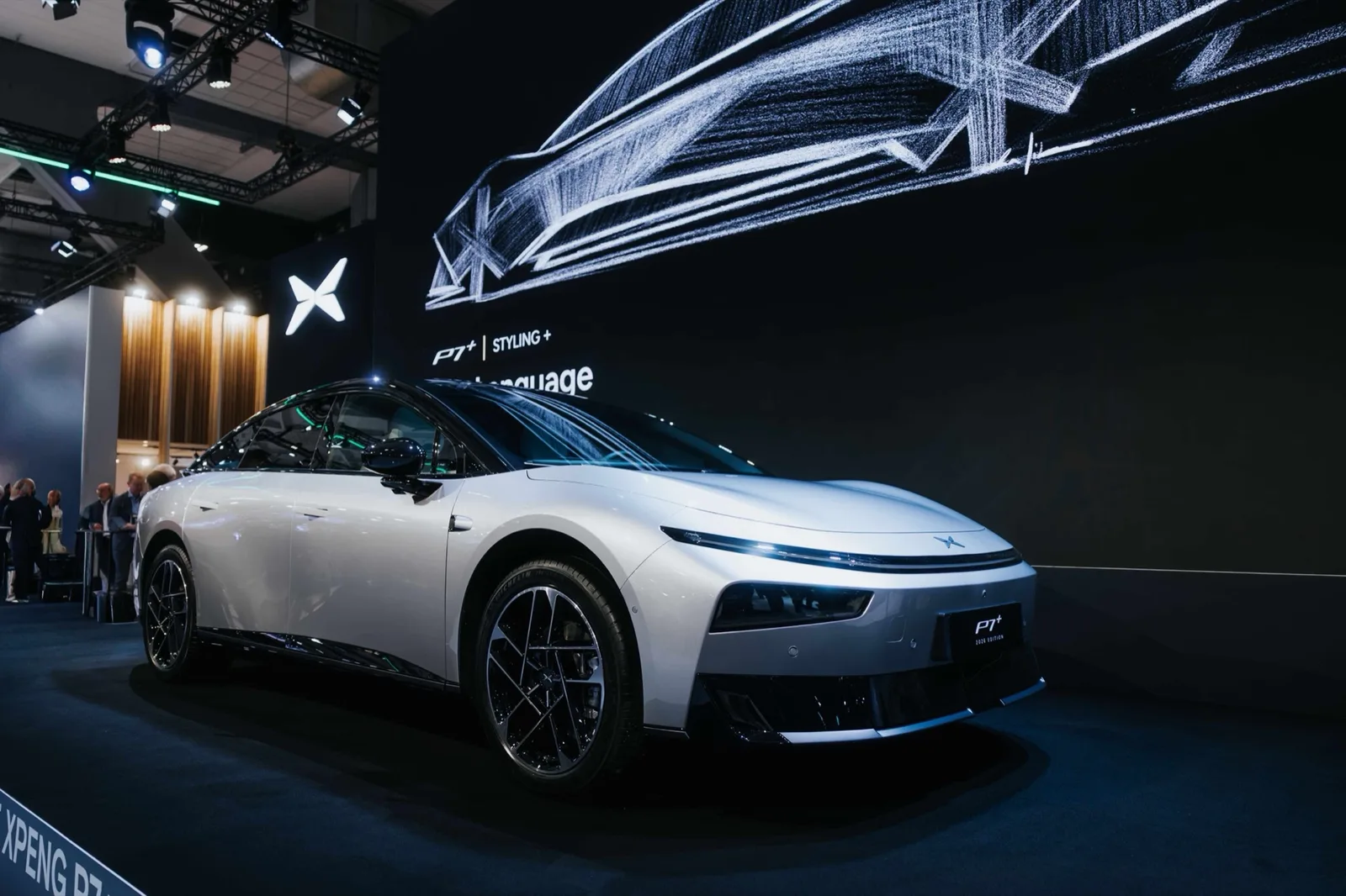 Witte XPENG P7+ van schuin voren op de stand van XPENG op de autosalon van Brussel