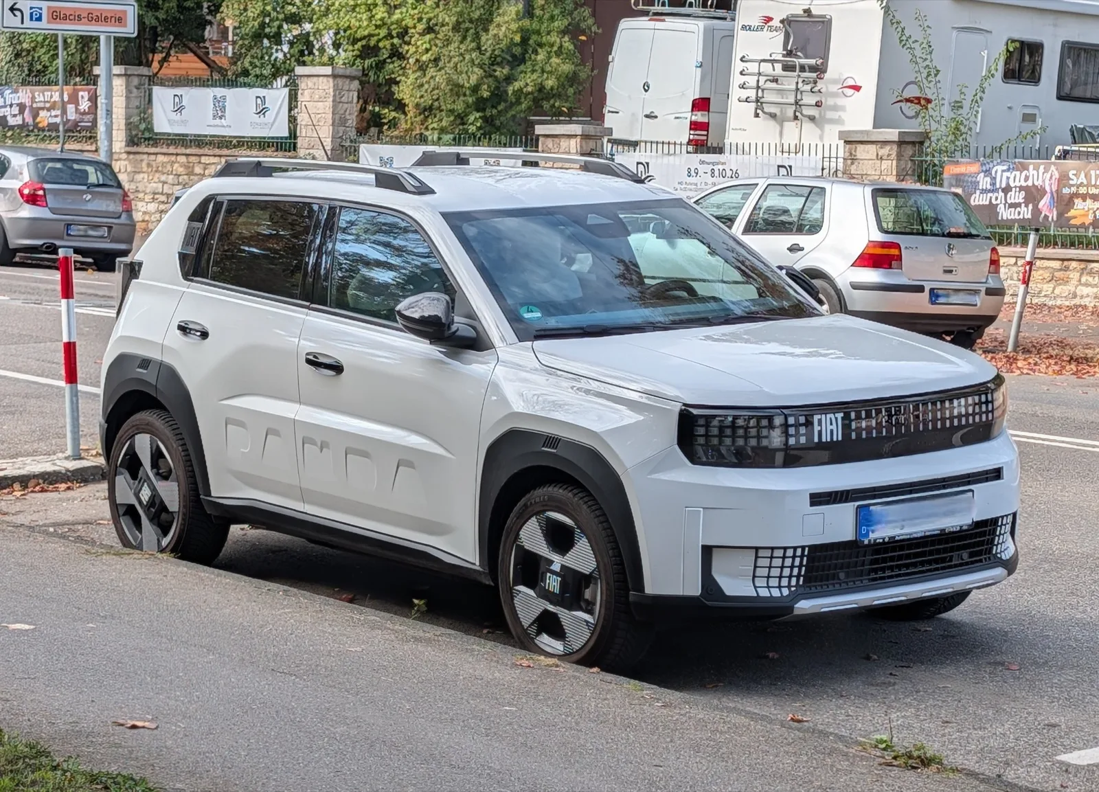 Witte Fiat Grande Panda van schuin voren, geparkeerd in een straat