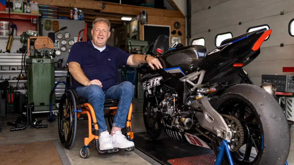 Edwald Oude Huikink racet ondanks dwarslaesie op Yamaha