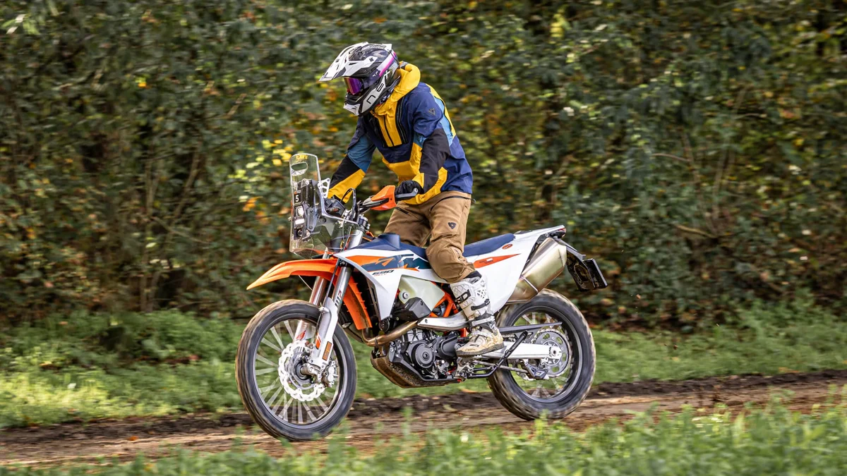 Eerste test van de 2027 KTM 690 Rally onthuld