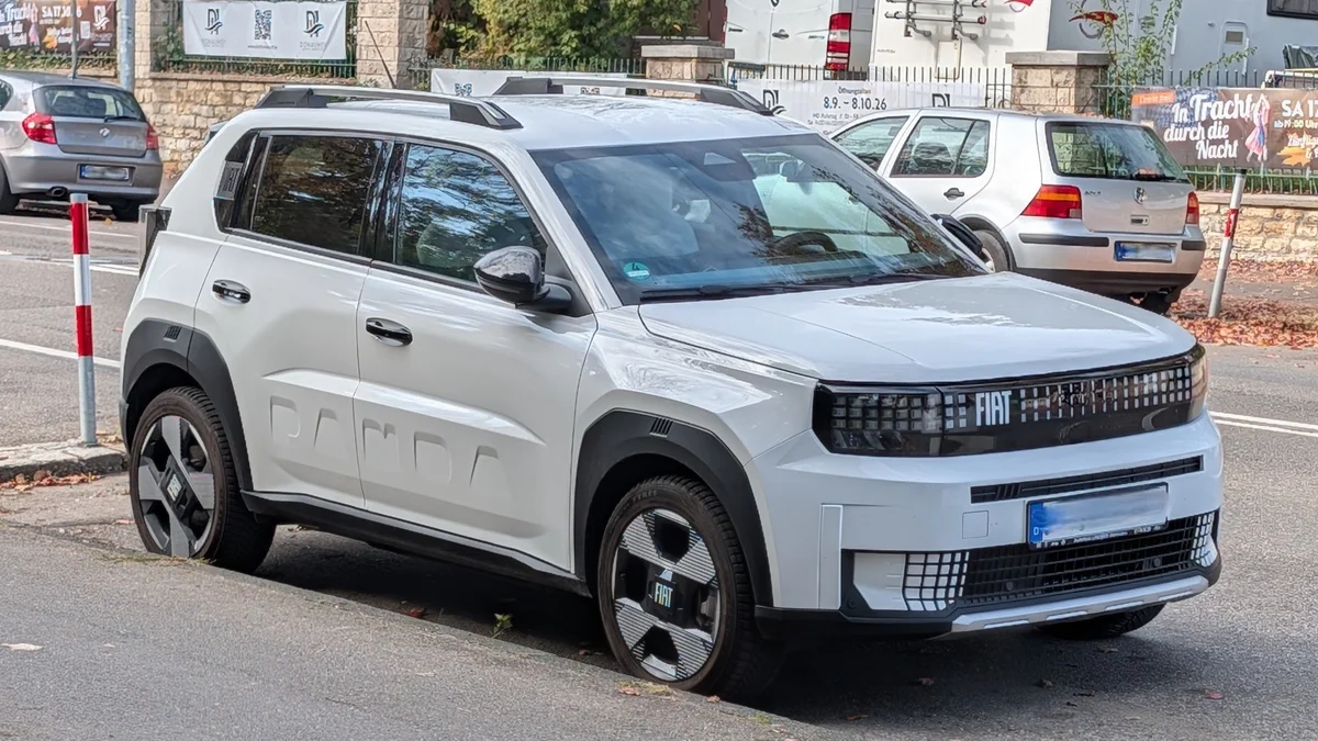 Witte Fiat Grande Panda van schuin voren, geparkeerd in een straat