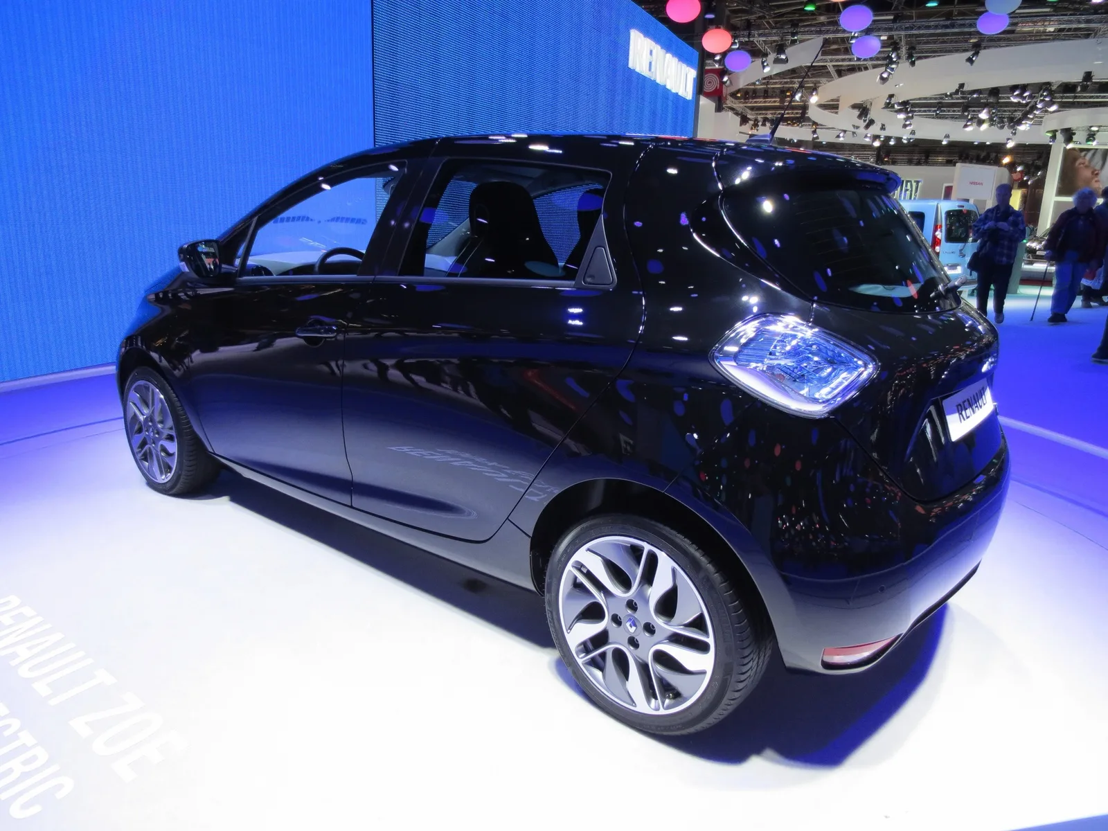 Zwarte Renault Zoe van schuin achteren op een autobeurs