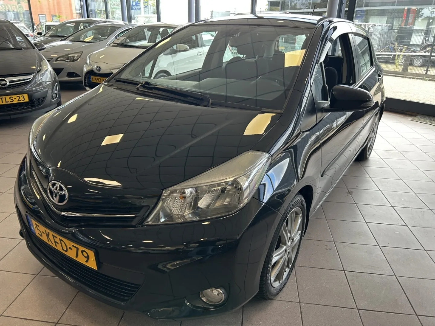 Toyota Yaris (2013) — foto 1
