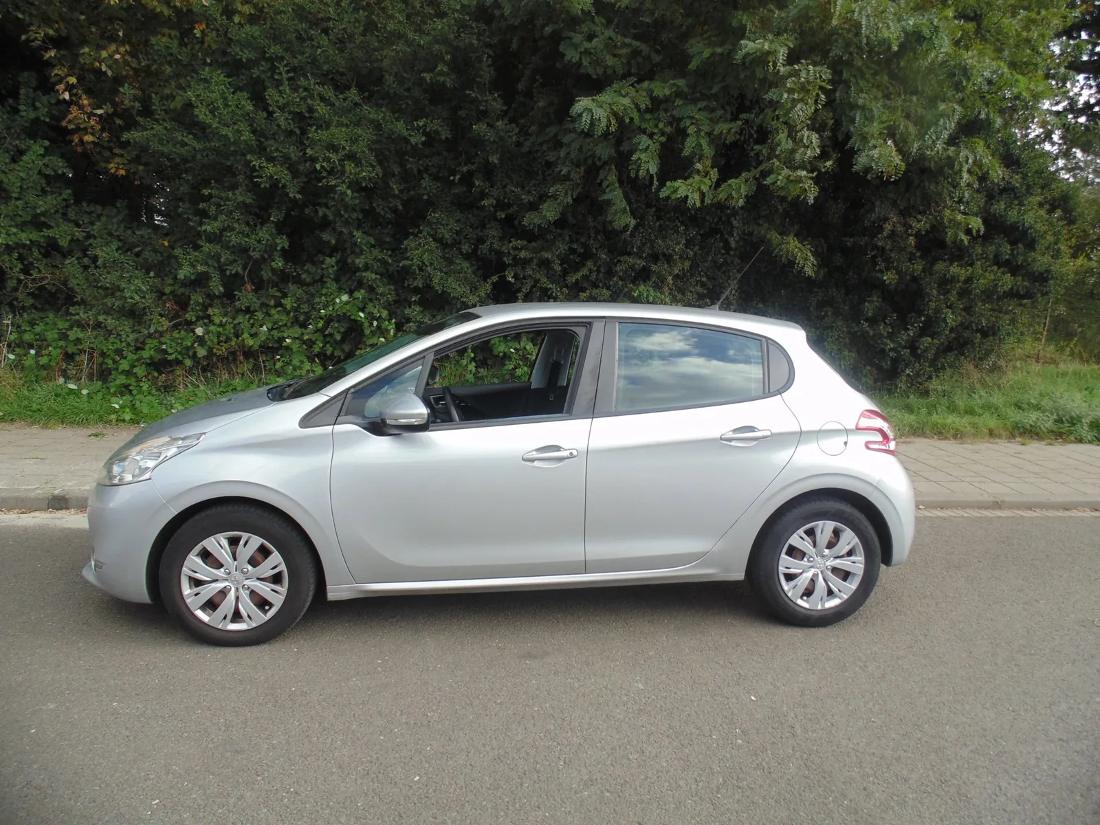 Peugeot 208 (2014) — foto 1