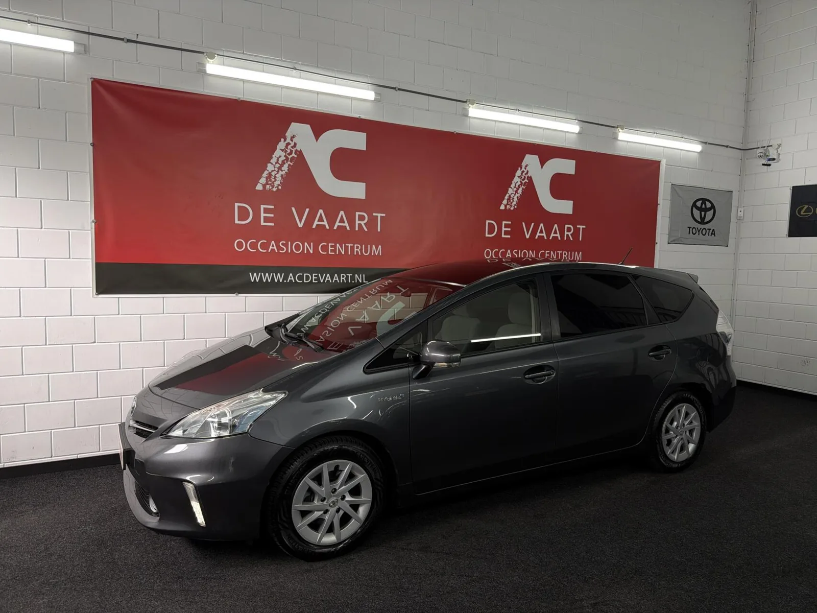 Toyota Prius Wagon (2012) — foto 1