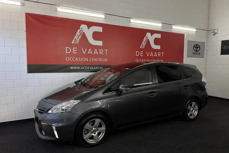 Toyota Prius Wagon (2014)
