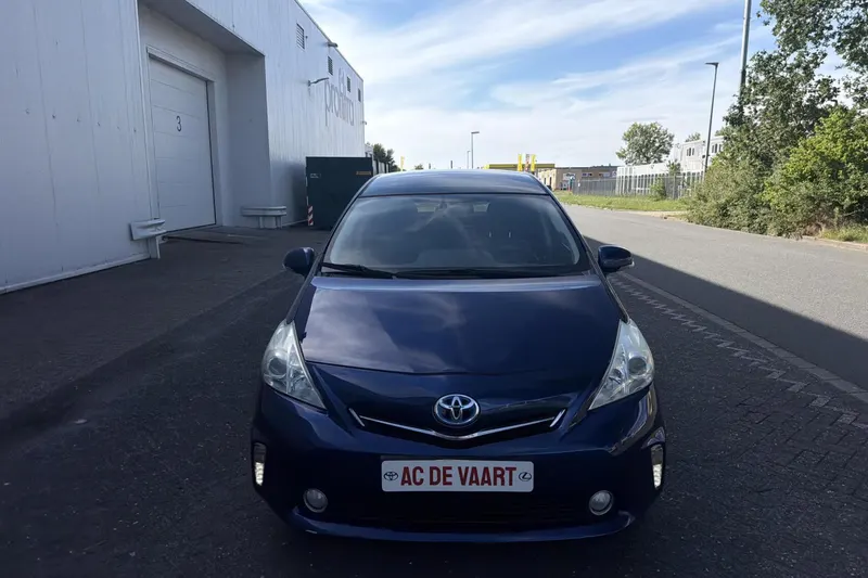Toyota Prius Wagon (2013)