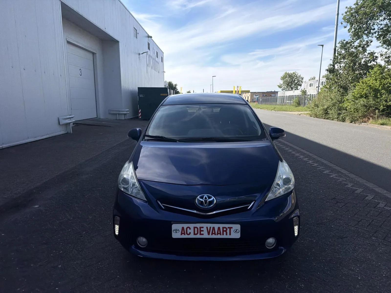 Toyota Prius Wagon (2013) — foto 1