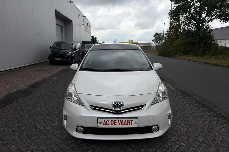 Toyota Prius Wagon (2013)