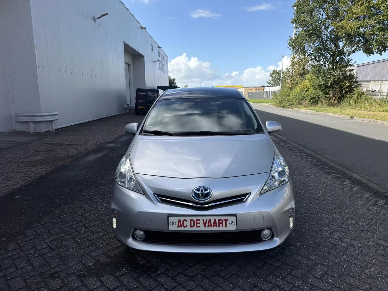 Toyota Prius Wagon (2013) — foto 1