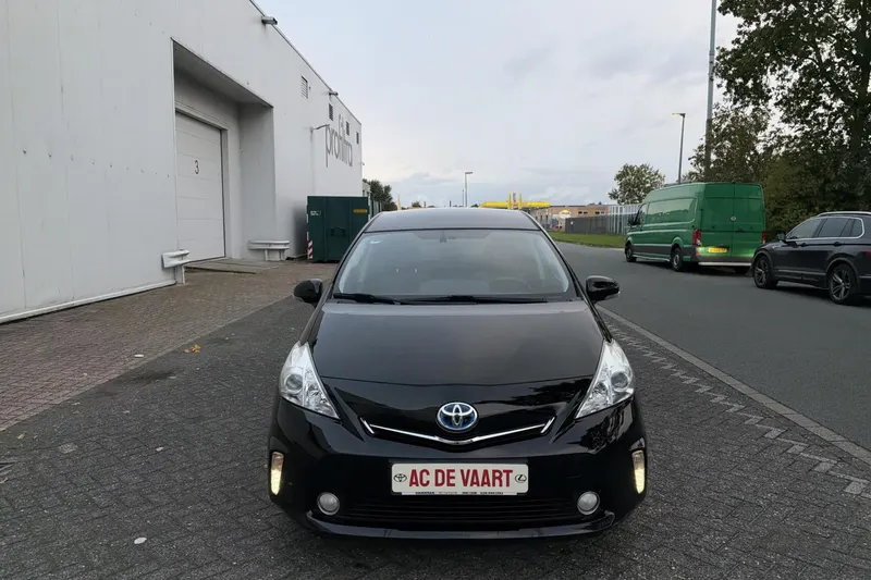 Toyota Prius Wagon (2013)