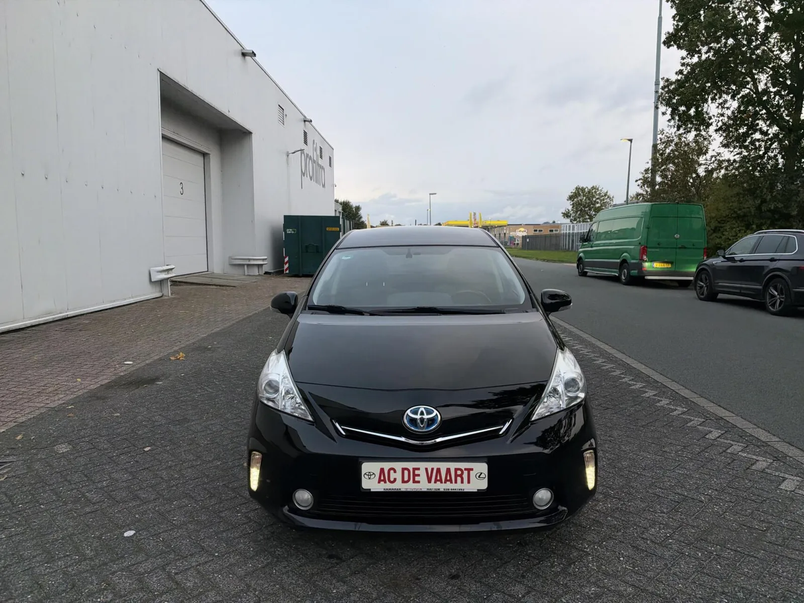 Toyota Prius Wagon (2013) — foto 1
