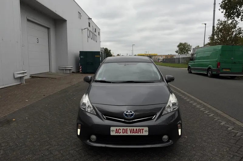 Toyota Prius Wagon (2013)