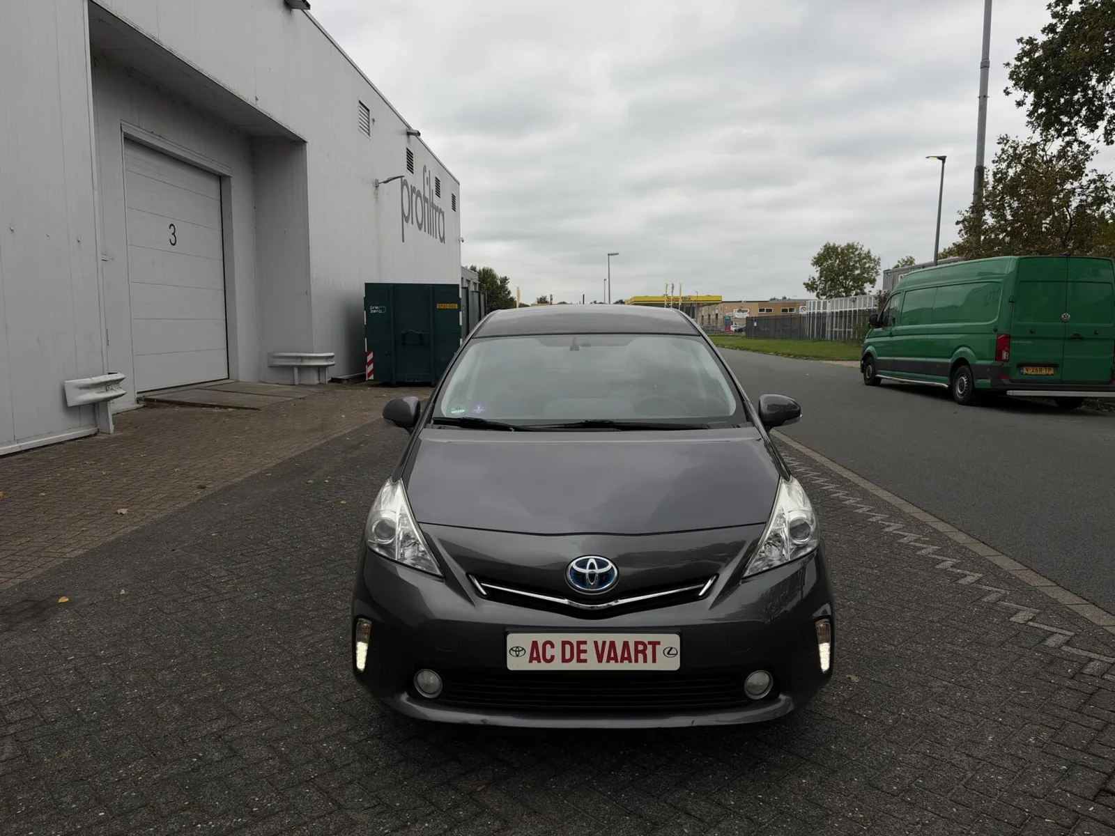 Toyota Prius Wagon (2013) — foto 1