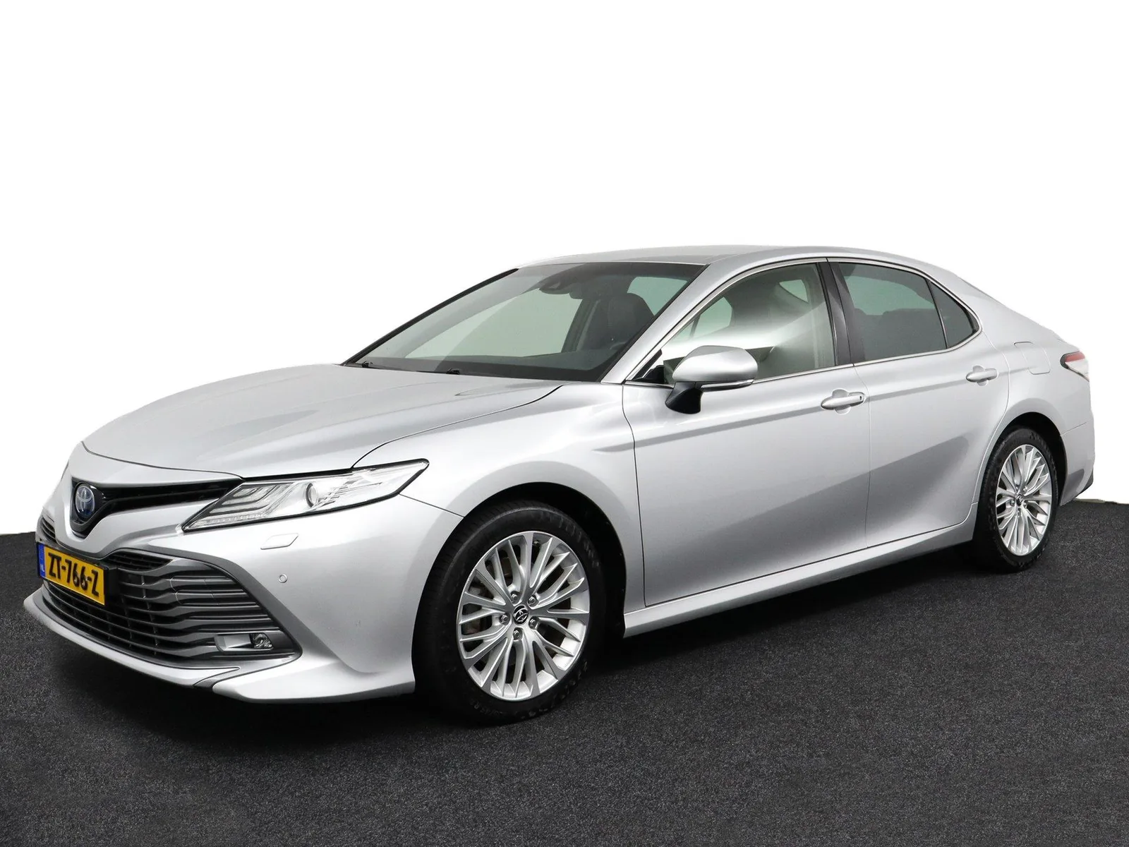 Toyota Camry (2019) — foto 1