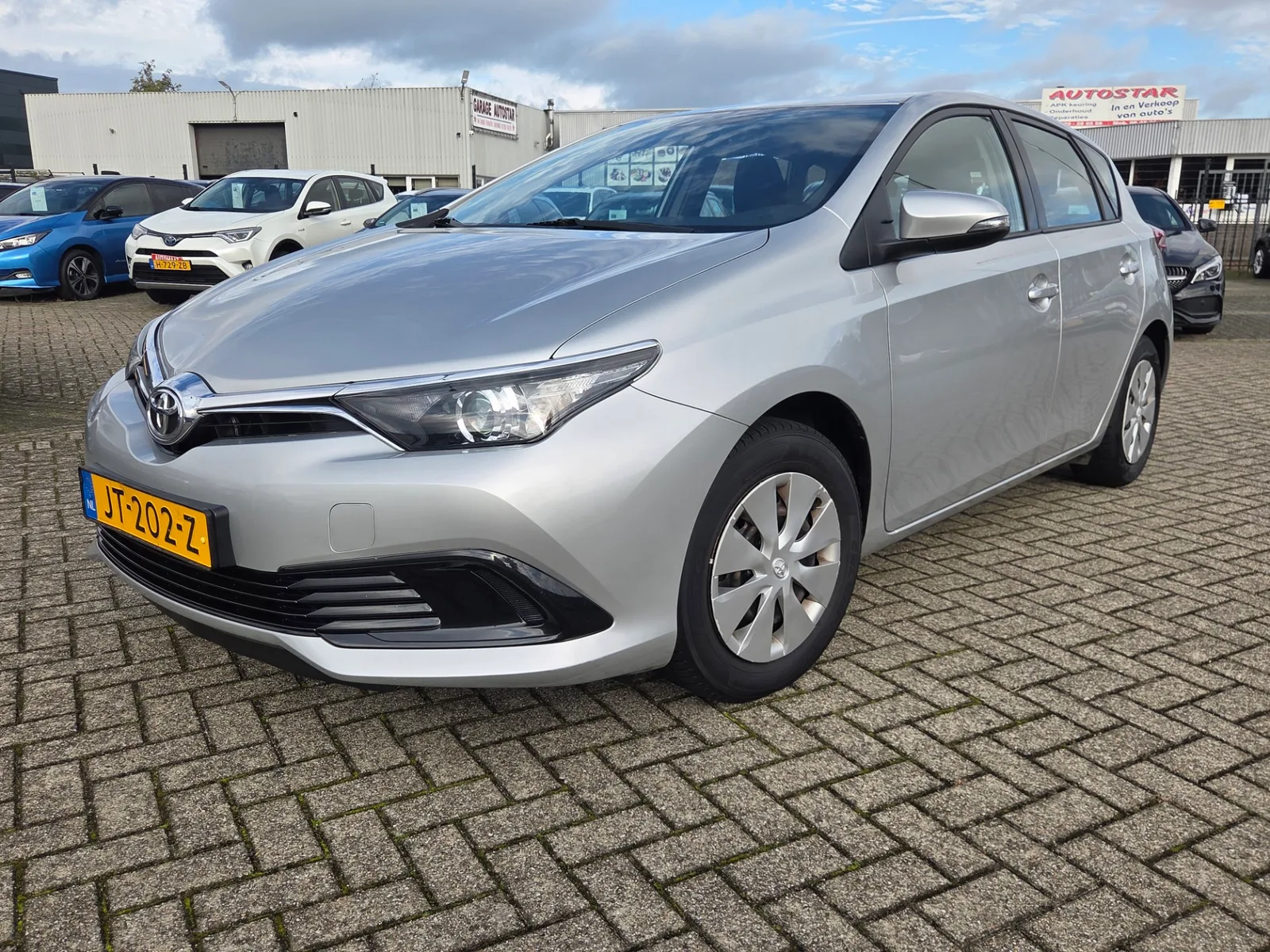 Toyota Auris (2016) — foto 1