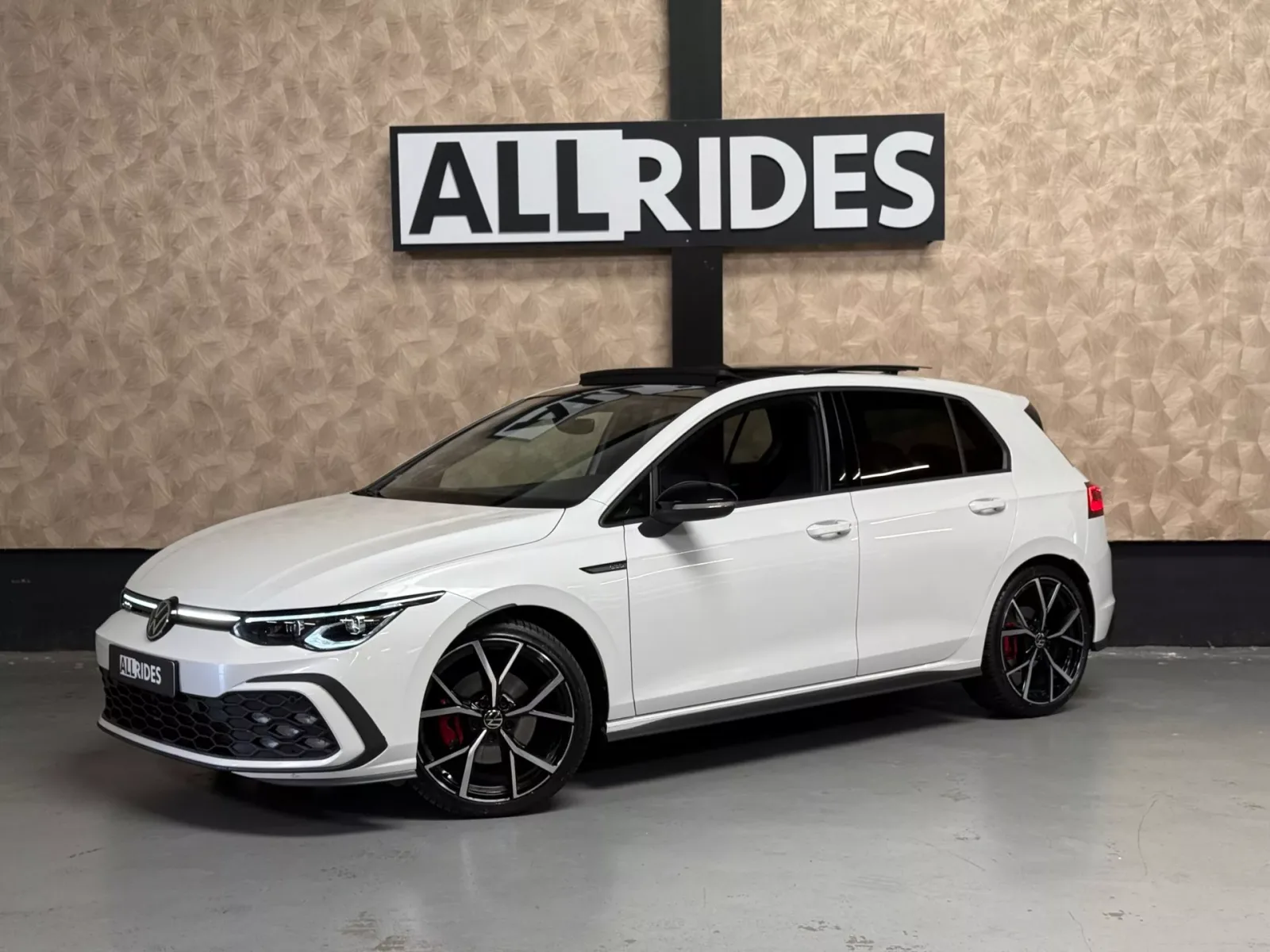 Volkswagen Golf (2023) — foto 1