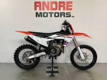 KTM 450 SX-F (2024) — foto 1