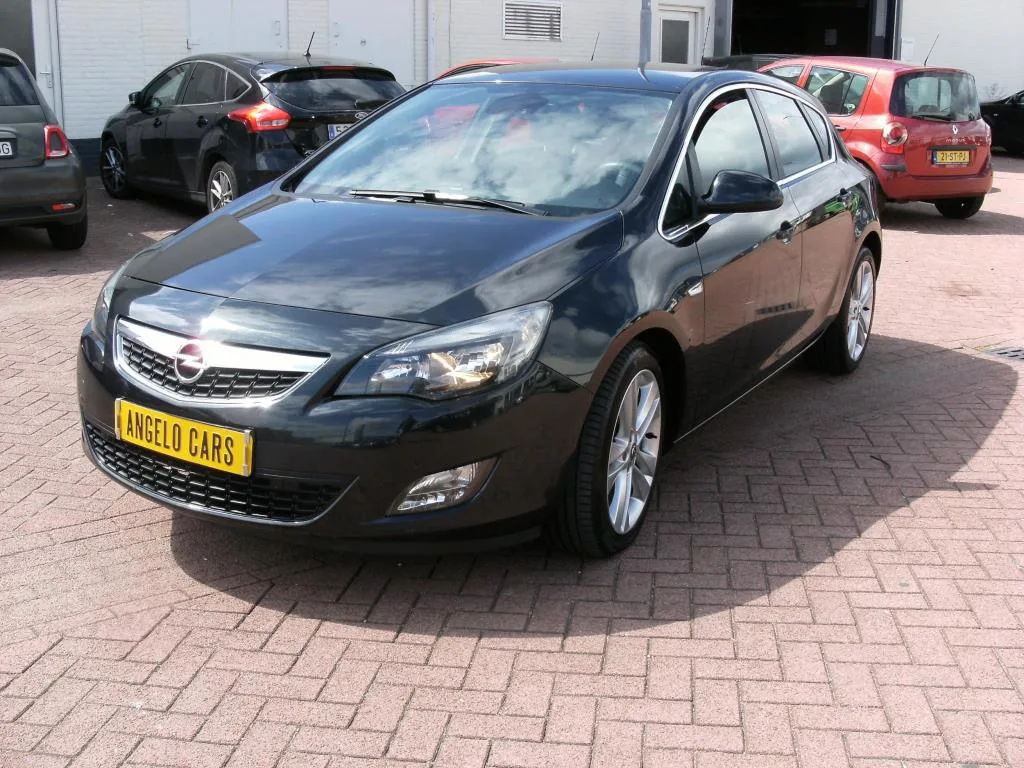 Opel Astra (2011) — foto 1