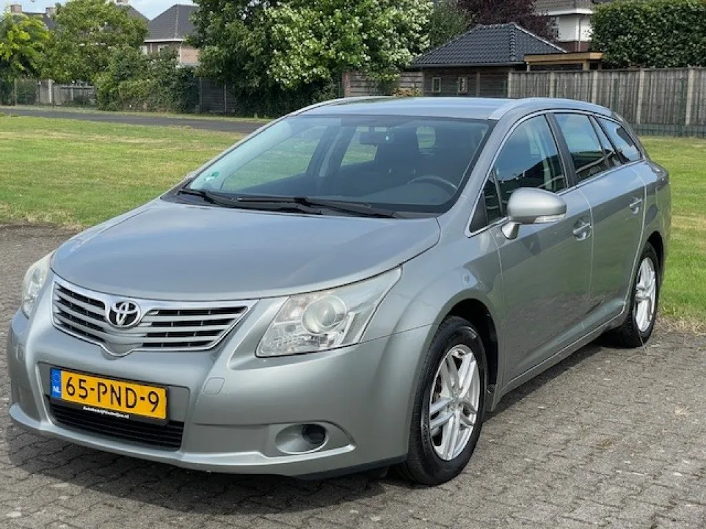 Toyota Avensis (2011) — foto 1