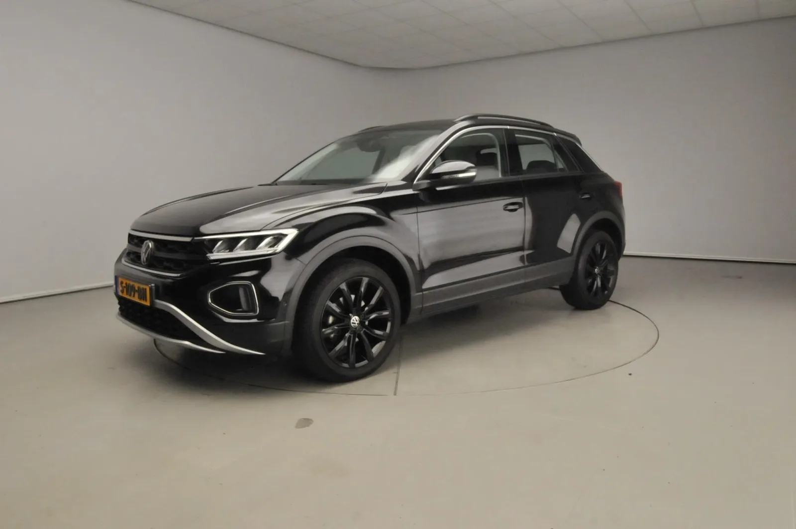 Volkswagen T-Roc (2023) — foto 1