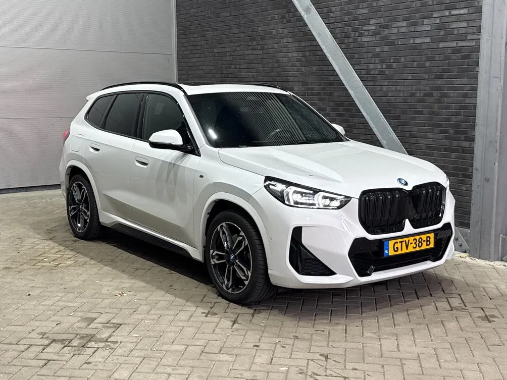 BMW iX1 (2023) — foto 1