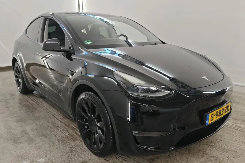 Tesla Model Y (2023)
