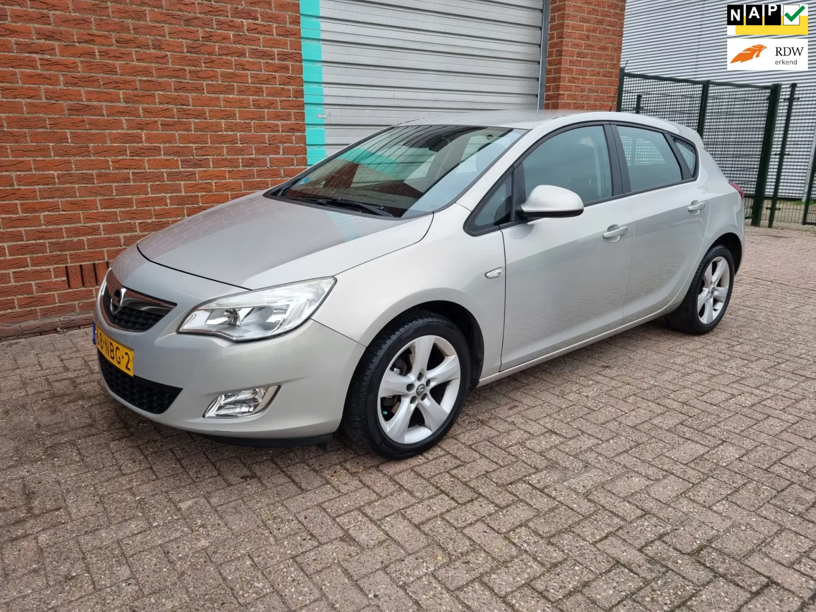 Opel Astra (2010) — foto 1