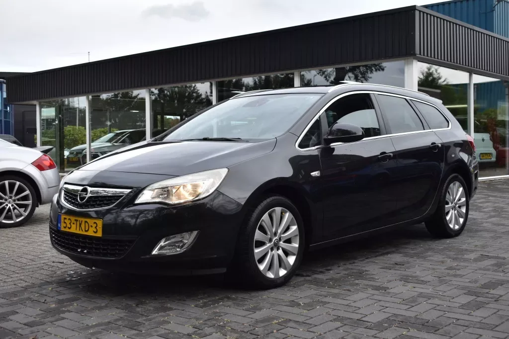 Opel Astra (2012) — foto 1