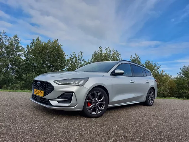 Ford Focus (2022) — foto 1