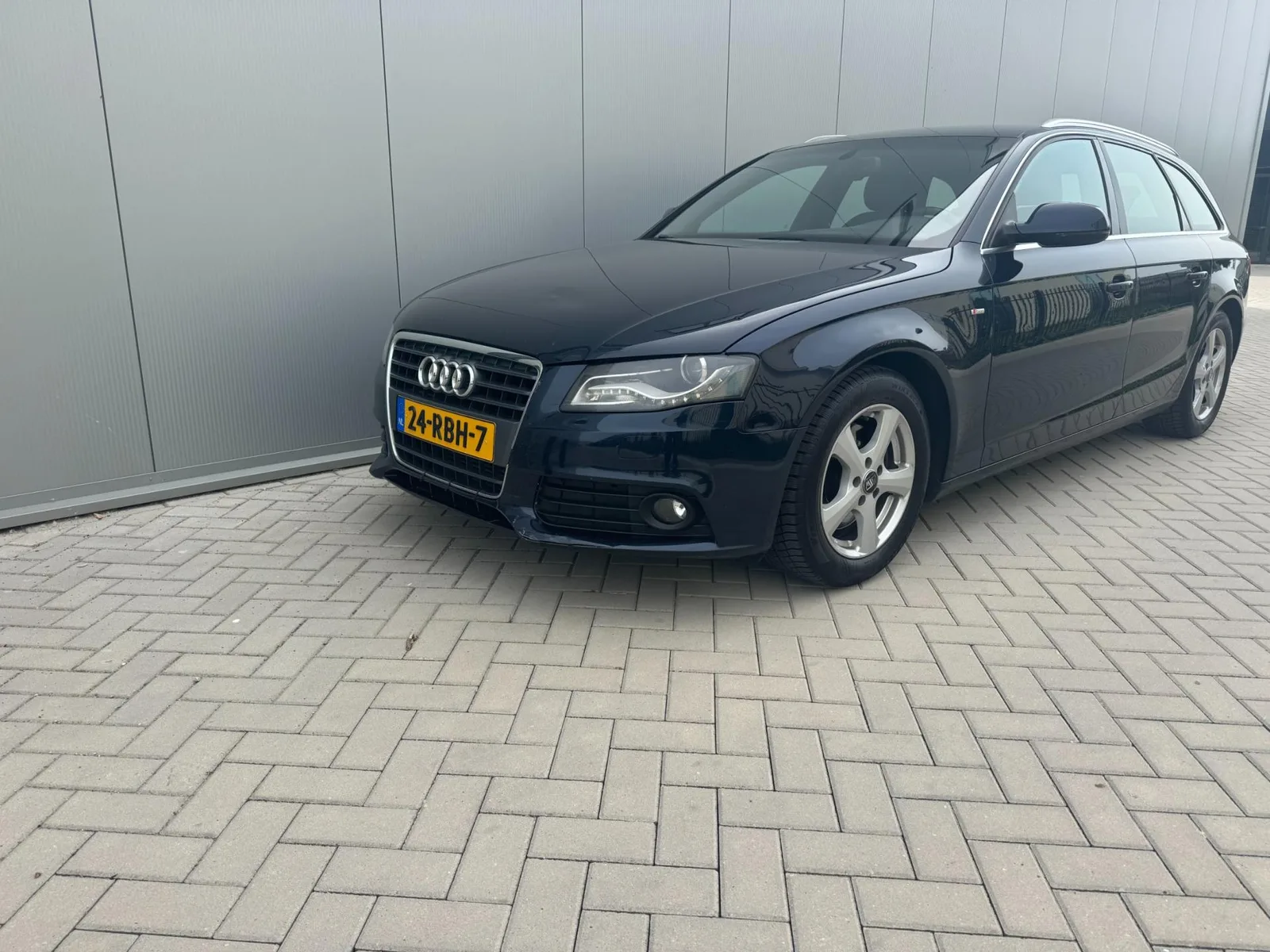 Audi A4 (2011) — foto 1