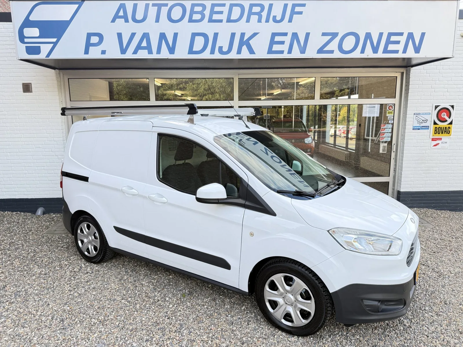 Ford Transit Courier (2014) — foto 1