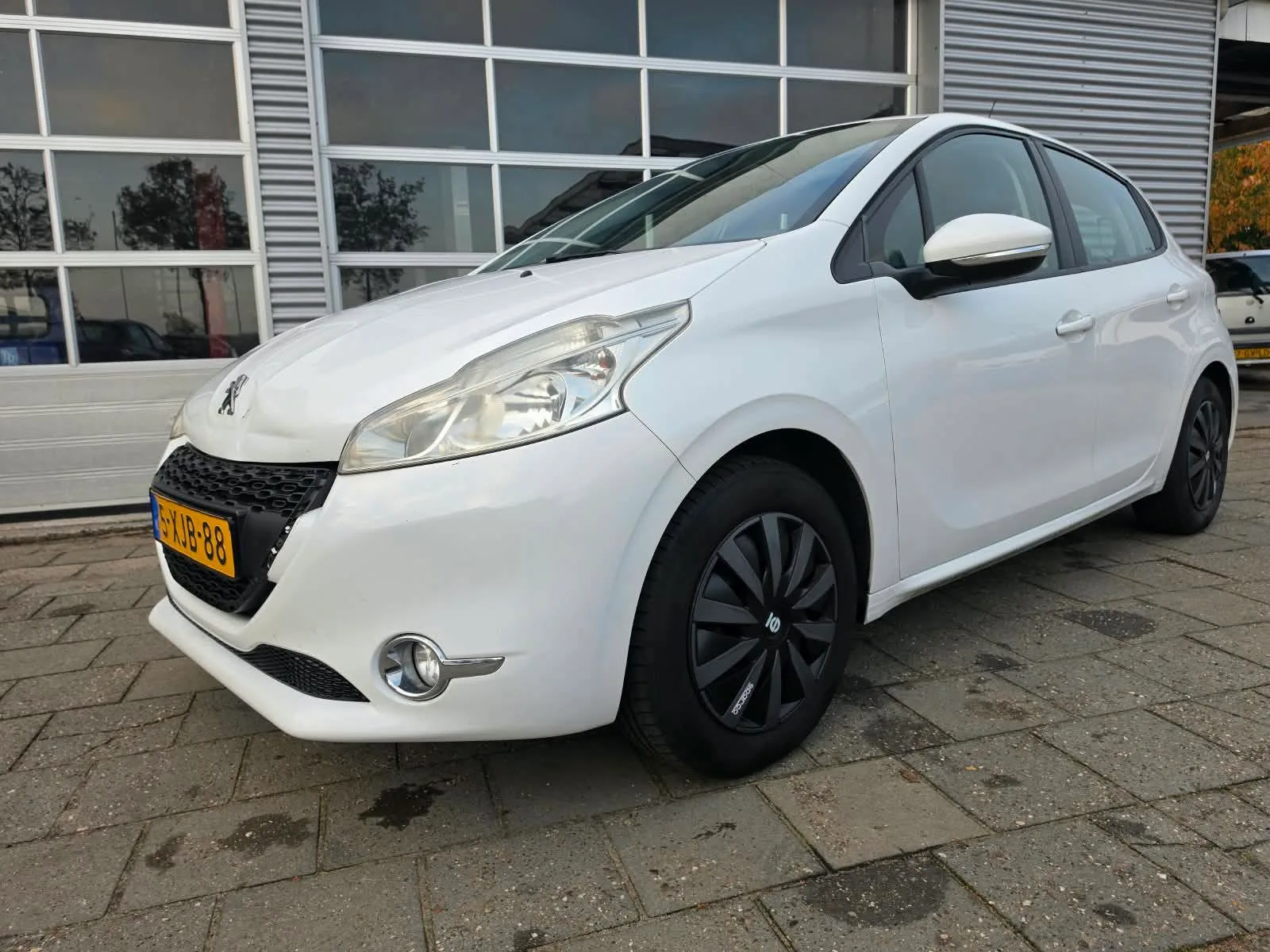 Peugeot 208 (2012) — foto 1
