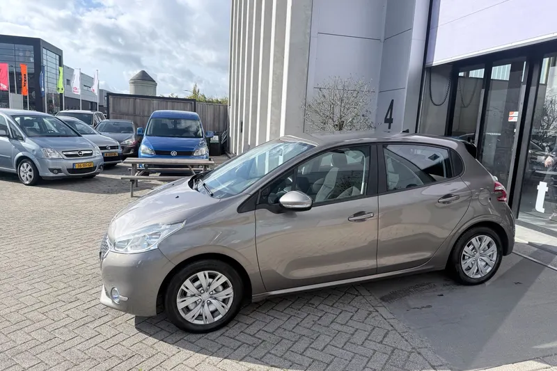 Peugeot 208 (2012)