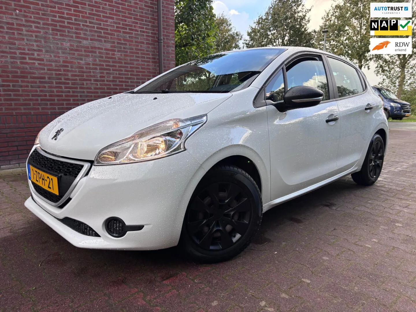 Peugeot 208 (2015) — foto 1