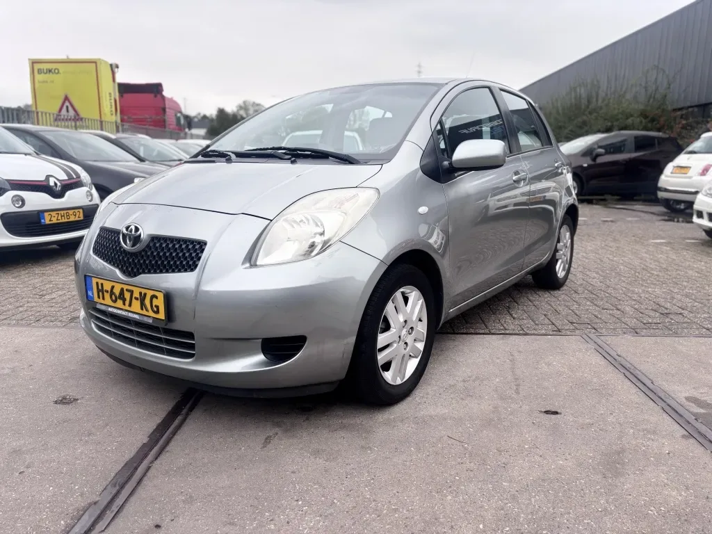 Toyota Yaris (2008) — foto 1