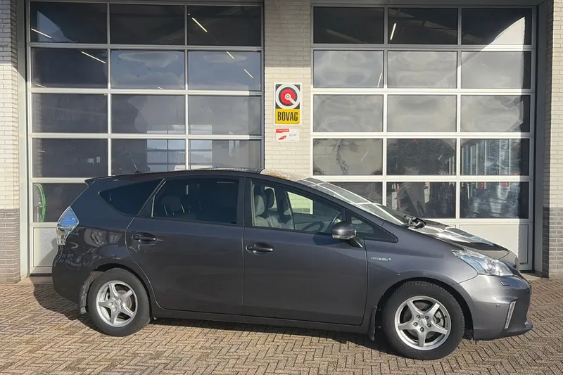 Toyota Prius Wagon (2013)