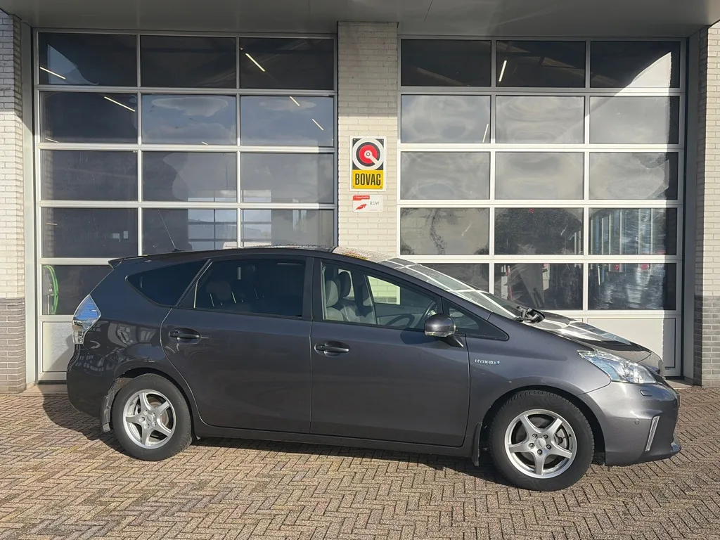 Toyota Prius Wagon (2013) — foto 1