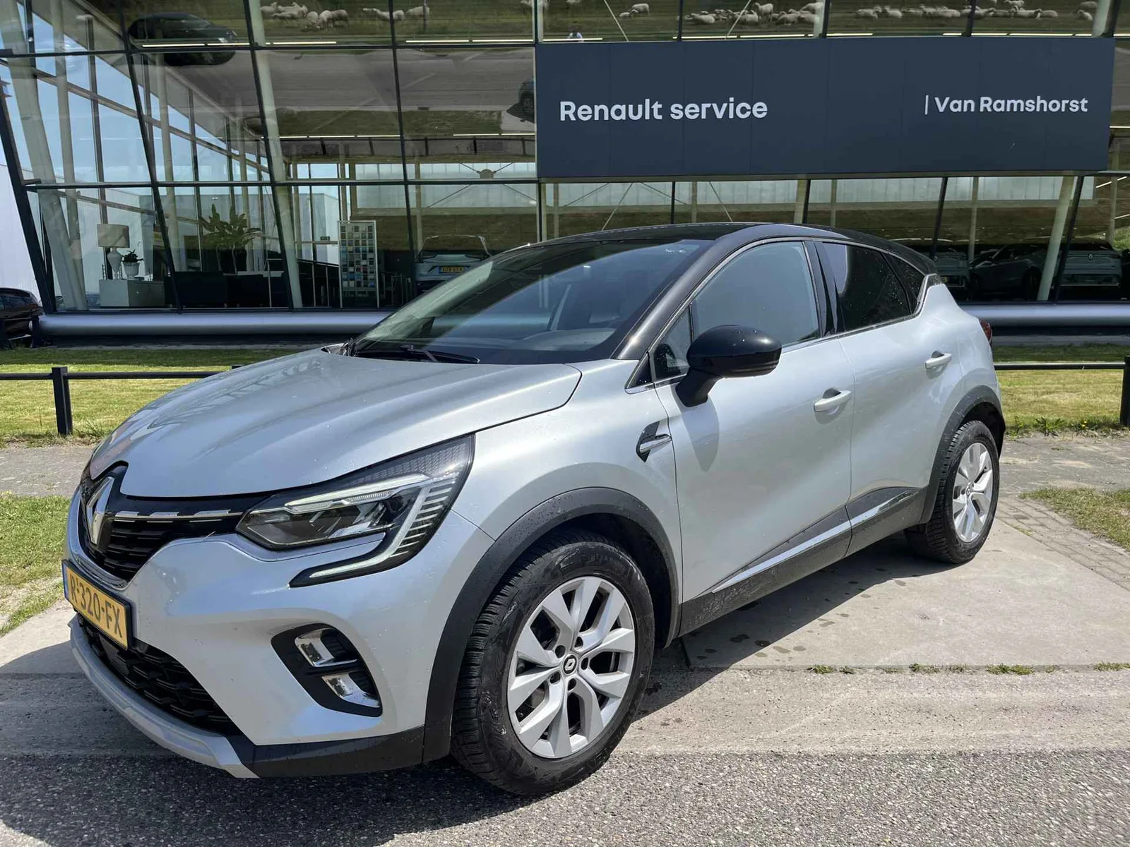 Renault Captur (2022) — foto 1