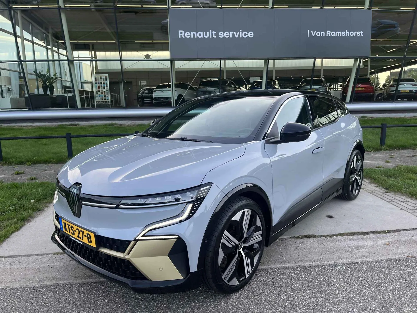 Renault Mégane E-Tech (2024) — foto 1
