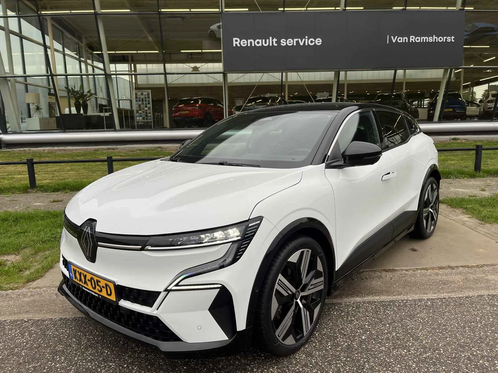 Renault Mégane E-Tech (2024) — foto 1