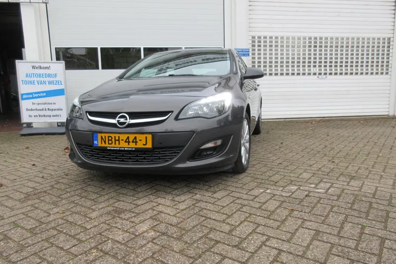 Opel Sedan cosmo (2016)