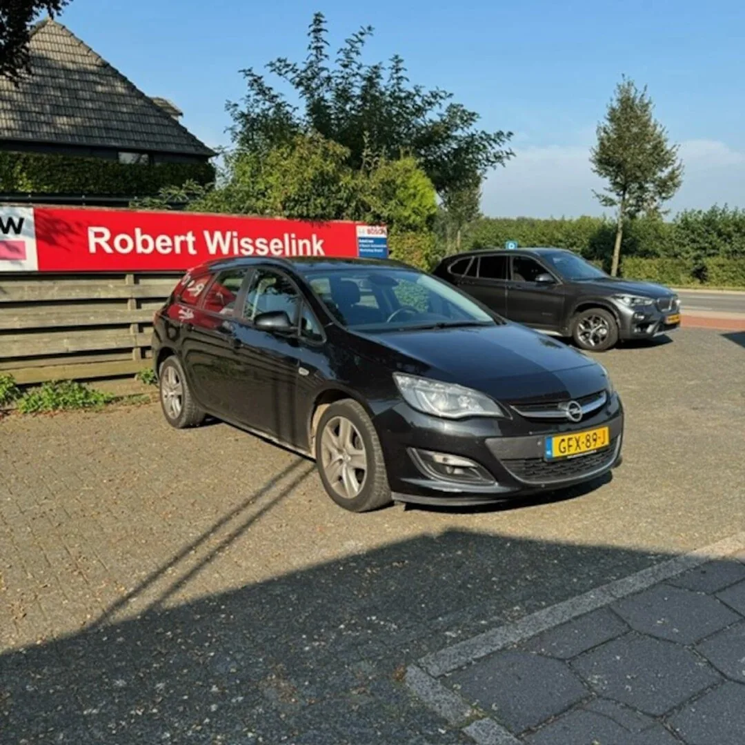 Opel Astra (2015) — foto 1
