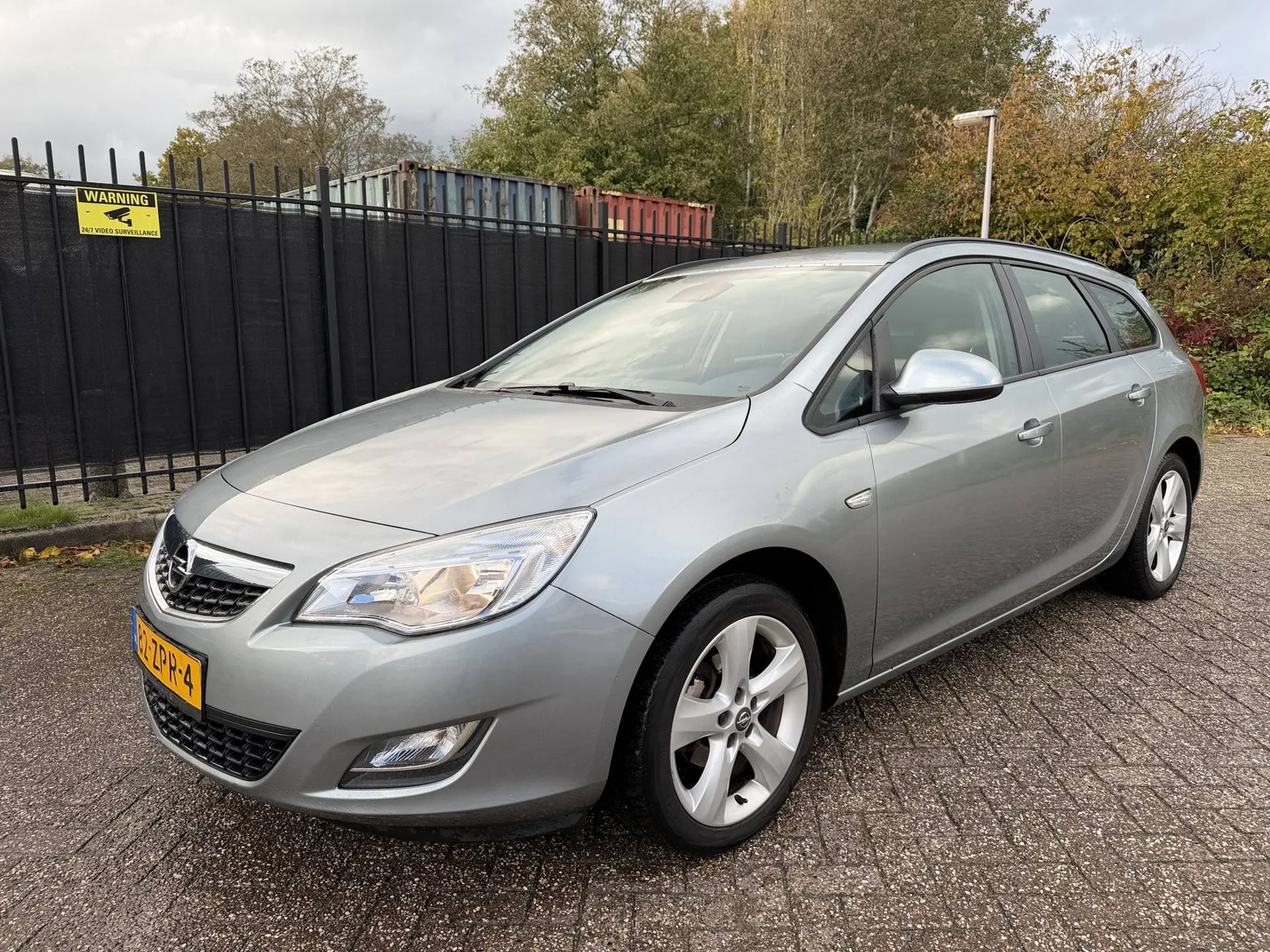 Opel Astra (2011) — foto 1
